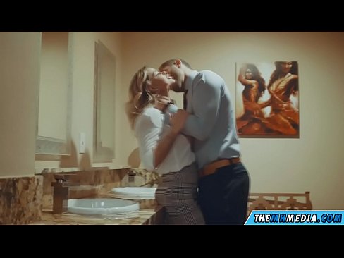 ❤️ Nalika pirang busty seduces anjeun dina restroom umum ❤️ Poro kualitas di urang ❌❤
